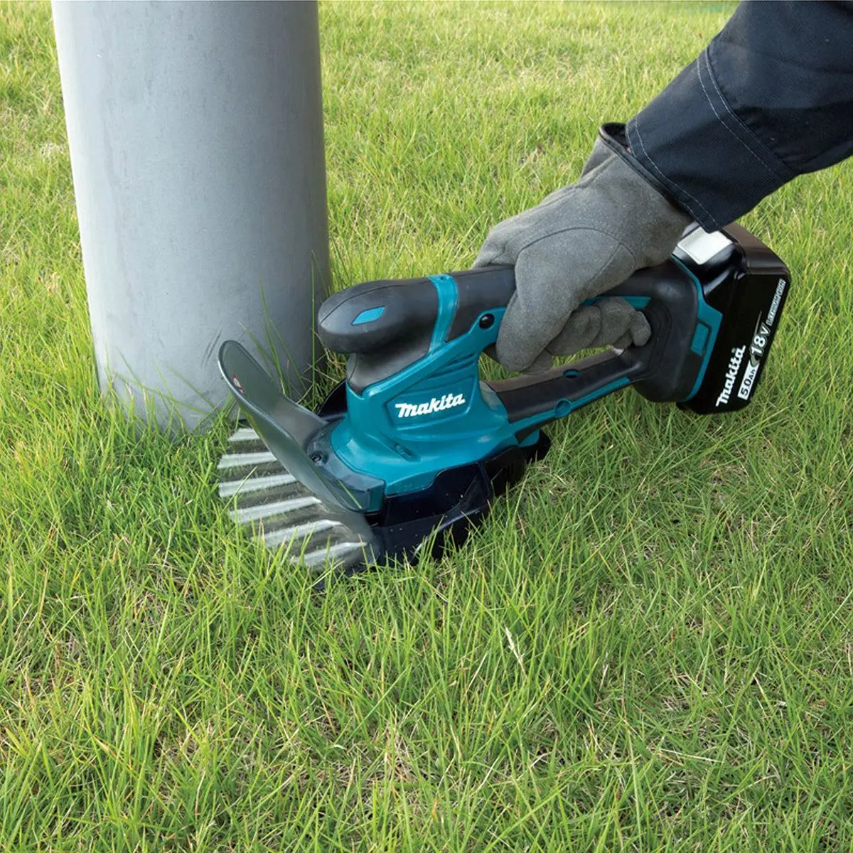 Makita Dum604rtx 18V Lxt Cordless 16Cm Grass Shear With 1 X 5.0Ah Battery & Charger 2