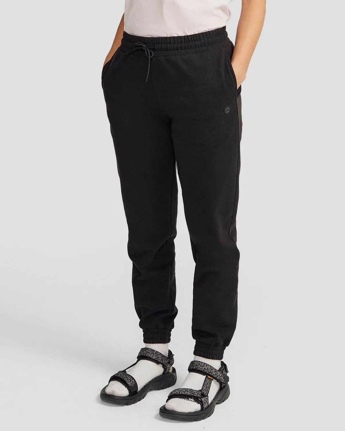 Women's Peak Badge Relaxed Joggers - Black Stingray 1